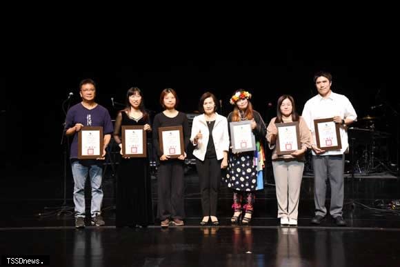 宜蘭縣傑出演藝團隊六團獲選，宜蘭縣長林姿妙頒發榮譽狀，九日下午在宜蘭演藝廳首次聯合展演。（圖：宜蘭縣文化局提供）