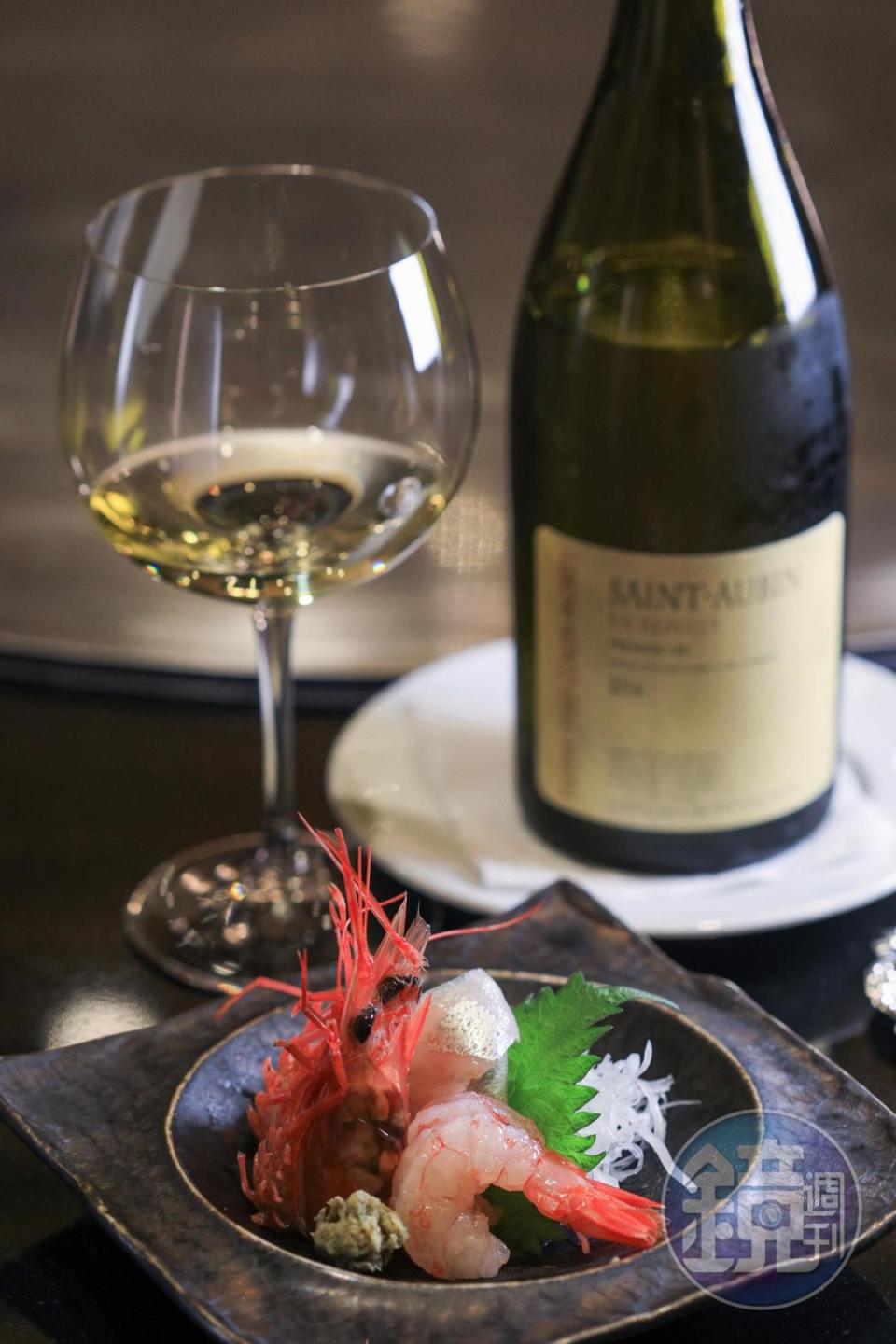 具礦石風味、成熟果香的2014年法國白酒，搭配生魚片，互不搶戲，反而加分。