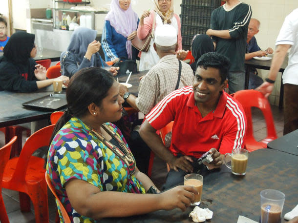 Customers enjoy a round of coffee and ginger tea at Hasan Coffee Stall. (Yahoo! photo/Marianne Tan)