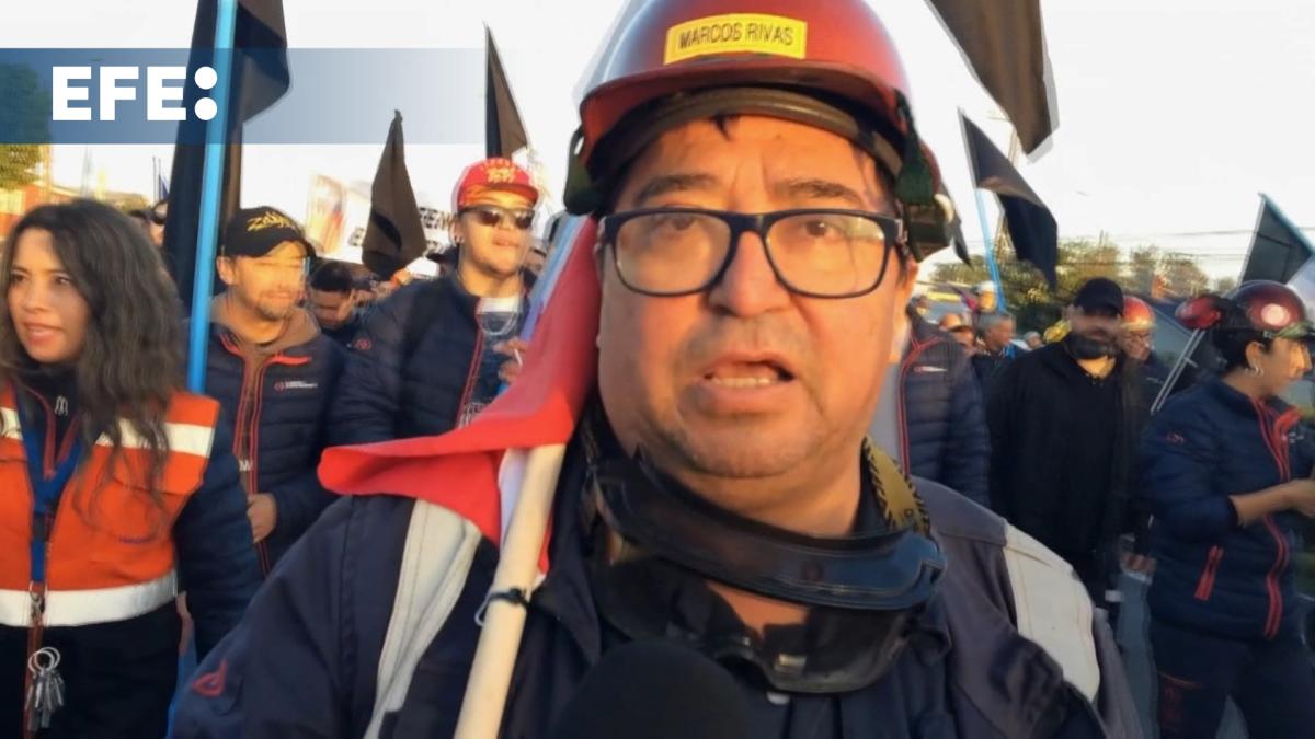 Chilean workers condemn economy minister for closing national steel mill