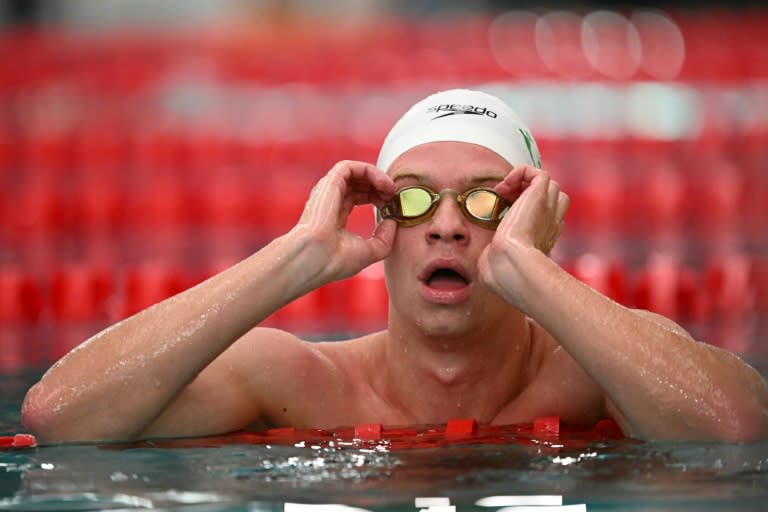 Léon Marchand à l'issue de son 400 m quatre nages lors des Championnat de France à Chartres, le 17 juin 2024 (SEBASTIEN BOZON)