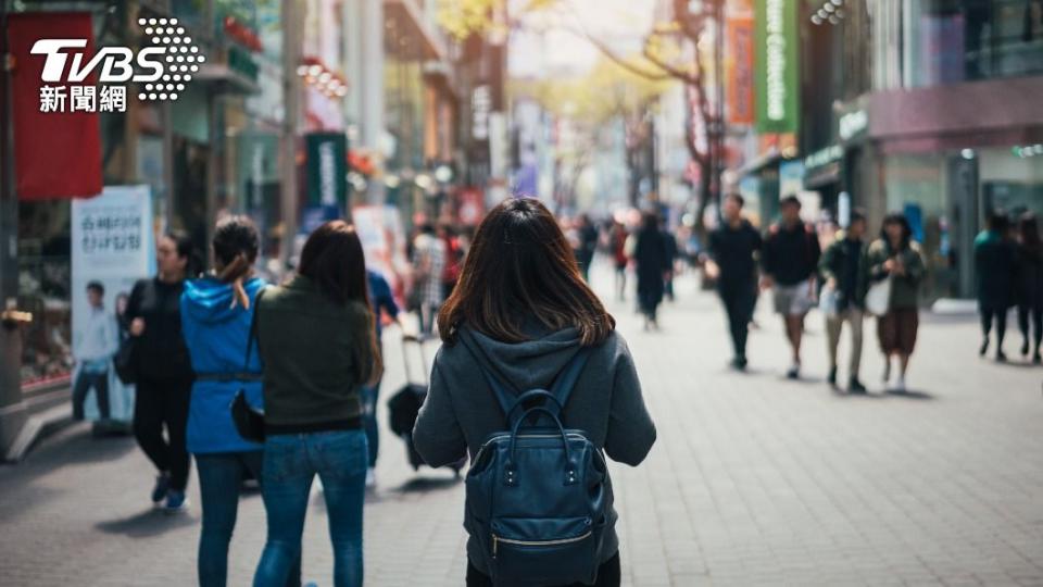 過往的逛街人潮已不復見。（圖／shutterstock 達志影像）