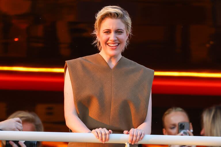 Luego de la primera aparición en público, el jurado se reunió para cenar y posó para los paparazzi que esperaban en el lugar. Greta Gerwig fue una de las que salió a saludar