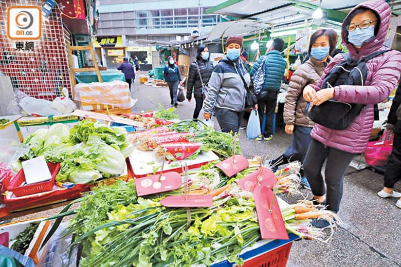 市民昨早出外買菜時均穿上羽絨等禦寒衣物。