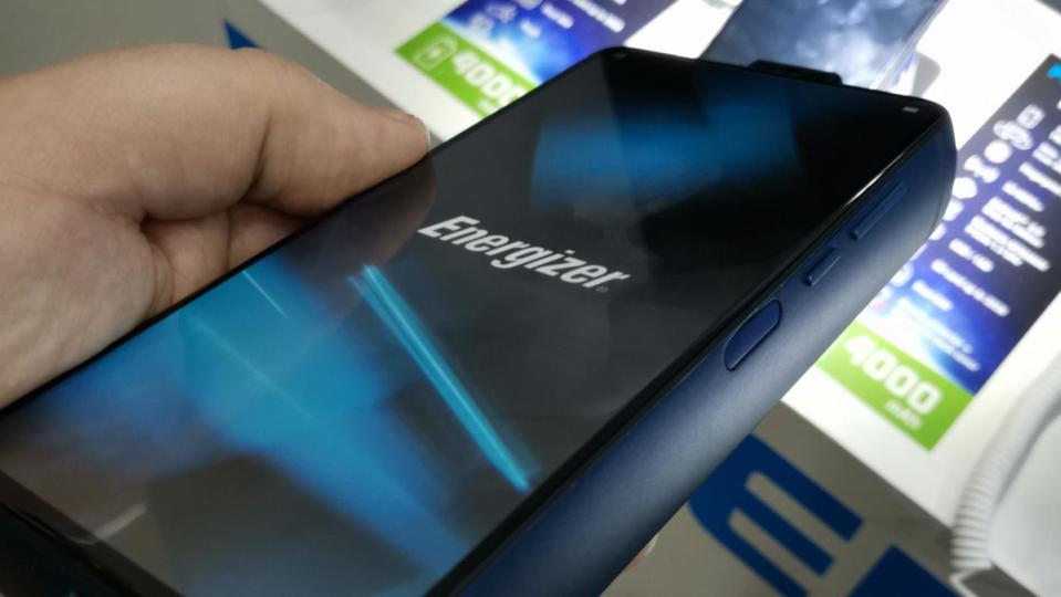 Lo smartphone di Energizer da 18000 mAh (Foto: <a href="https://www.expertreviews.co.uk/mobile-phones/1408737/energizer-power-max-p18k-pop-hands-on-review-a-brick-of-a-phone-with-a-beast" rel="nofollow noopener" target="_blank" data-ylk="slk:ExpertReviews;elm:context_link;itc:0;sec:content-canvas" class="link ">ExpertReviews</a>)