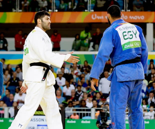 Egypt's Islam El Shehaby (blue) declines to shake hands with Israel's Or Sasson after their judo match. (AP)