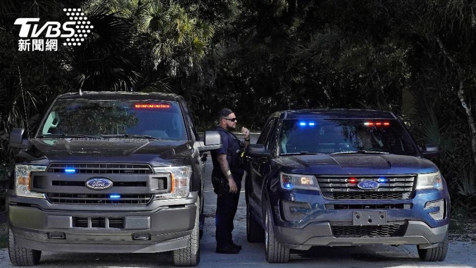 警方在生態公園內尋獲布萊恩物品及疑似殘骸，以車輛堵住入口避免民眾進入。（圖／達志影像美聯社）