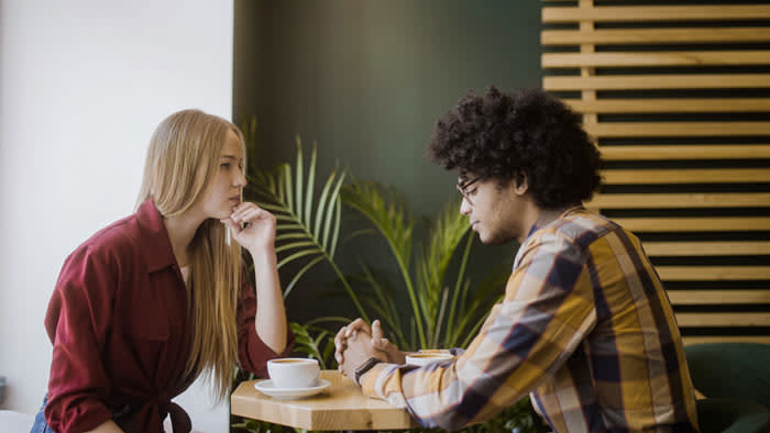 pareja hablando en una cafetería