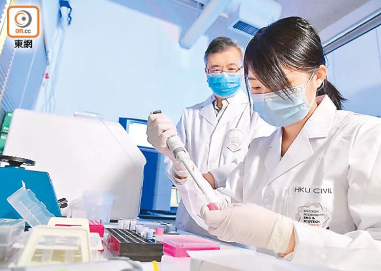 香港大學跨學科團隊會為污水樣本進行病毒基因檢測。