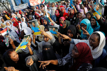 Protesters chant slogans during a demonstration in front of the Defence Ministry in Khartoum, Sudan, April 18, 2019. REUTERS/Umit Bektas