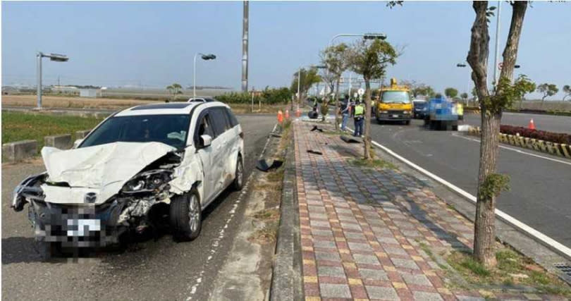 小貨車駕駛從台18線往新埤的產業道路時，與行駛在對向慢車道的一輛白色休旅車相撞。（圖／嘉義縣消防局提供）