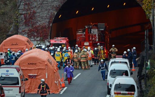 Equipos de rescate y policías a la entrada del túnel que se derrumbó