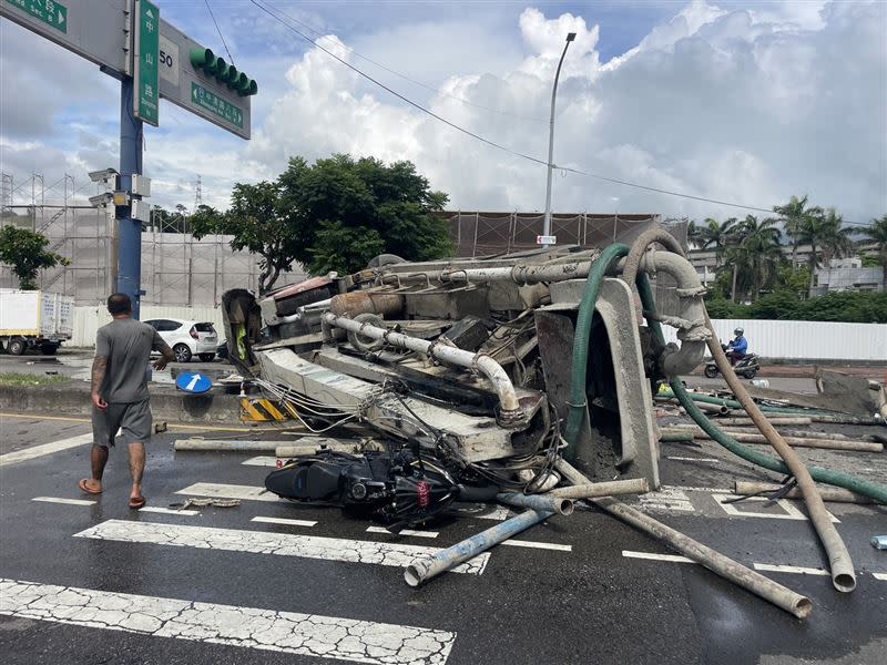 水泥車煞車失靈撞噴白色轎車、重機。（圖／民眾提供）