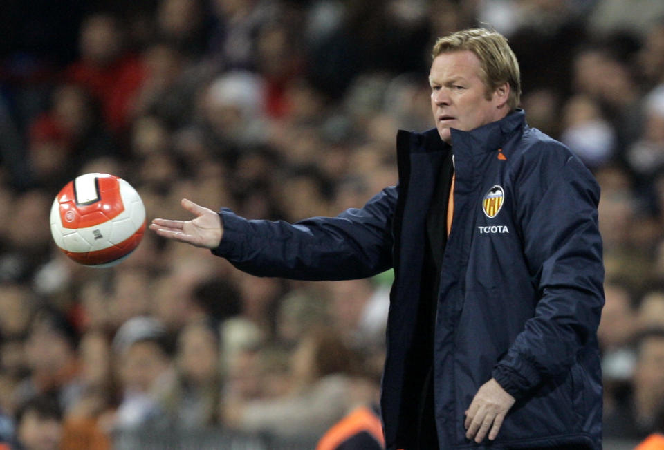 Inagen del 23 de marzo de 2008 muestra al entrenador holandés Ronald Koeman. El club inglés Southampton informó el lunes 16 de junio de 2014 que contrató al exdefensa del Barcelona para que se haga cargo del equipo durante los próximos tres años. (Foto de AP/Victor R. Caivano, archivo)