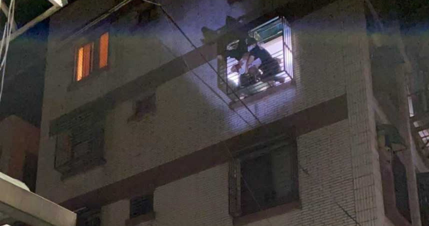 基隆1名男子昨晚喝醉酒返家，他發現沒帶鑰匙打算從頂樓爬窗回家，未料整個人倒栽蔥「插進」窗框，好險男子命大，僅腳部骨折。（圖／消防局提供）