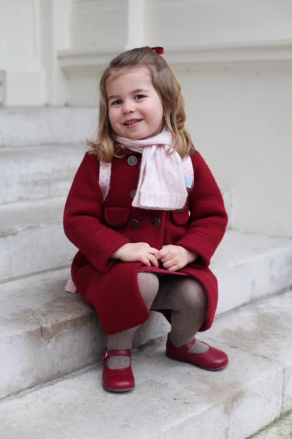 Dos años después le tocó comenzar la guardería a Charlotte, aunque en su caso acudió al centro Willcocks de Londres. De nuevo fue Kate Middleton quien la fotografió mientras se dirigía a su primer día en la escuela infantil. (Foto: Twitter / <a href="http://twitter.com/KensingtonRoyal/status/950396922325622784" rel="nofollow noopener" target="_blank" data-ylk="slk:@KensingtonRoyal;elm:context_link;itc:0;sec:content-canvas" class="link ">@KensingtonRoyal</a>).