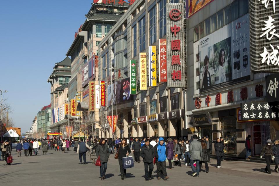 Einkaufsstraße in Peking, China.  - Copyright: picture alliance / imageBROKER | Guenter Fischer