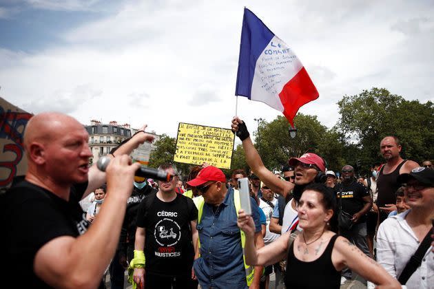 Des gilets jaunes dans une des manifestations parisiennes, samedi.