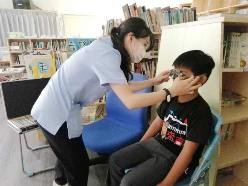 眼科醫師賴麗如29日赴阿里山國民中小學義診，發現竟有國一學生近視600度還沒戴眼鏡，全校88名學生，視力不良率達到40.91％。（圖／讀者提供）