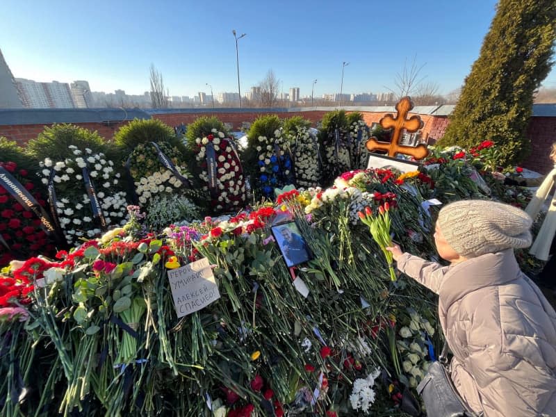 A woman lays flowers at the grave of Alexei Navalny after his funeral at the Borisovskoye cemetery. Navalny, who was the fiercest opponent of President Vladimir Putin, was buried under heavy police presence after a funeral attended by thousands of mourners. Ulf Mauder/dpa