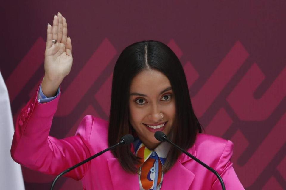 La mexicana Katya Echazarreta habla durante un encuentro con niñas estudiantes en febrero 2022 durante una ceremonia de entrega de la llave de la Ciudad de México que le fue otorgada por la jefa de Gobierno, Claudia Sheinbaum. José Méndez/Agencia EFE