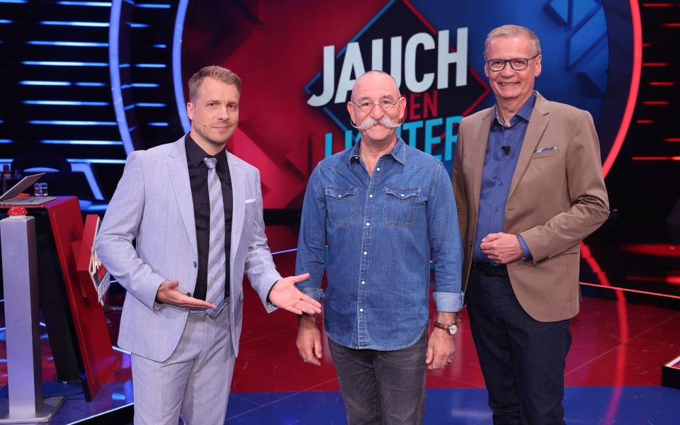 Horst Lichter (Mitte) und Günther Jauch (rechts) mussten verschiedene Fragen beantworten, um Geld für ihren Zuschauerblock zu erspielen. Gastgeber war Oliver Pocher. (Bild: RTL / Frank W. Hempel)
