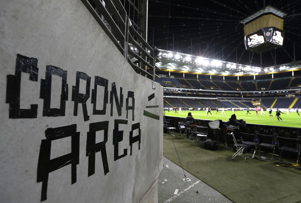 Un cartel colgado por los hinchas del Eintracht Frankfurt para el partido ante el Basilea de Suiza por la Liga Europa, el jueves 12 de marzo de 2020, en Frankfurt, Alemania. (AP Foto/Michael Probst)