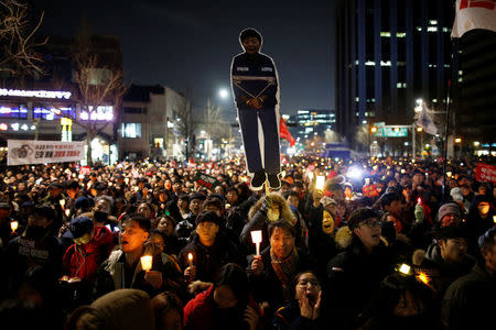 People march toward the Presidential Blue House during a protest calling for South Korean President Park Geun-hye to step down in central Seoul, South Korea, December 3, 2016. REUTERS/Kim Hong-Ji TPX IMAGES OF THE DAY - RTSUGE3