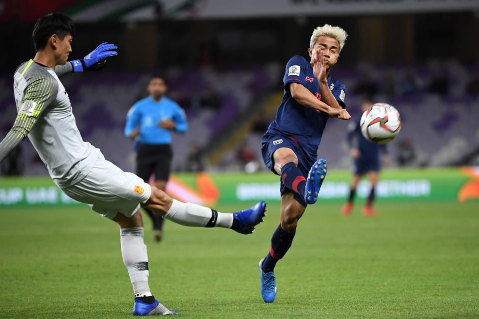 XAH. Al Ain (United Arab Emirates), 20/01/2019.- Goalkeeper Yan Junling (L) of China in action against Chanathip Songkrasin (R) of Thailand during the 2019 AFC Asian Cup round of 16 match between China and Thailand in Al Ain, United Arab Emirates, 20 January 2019. (Tailandia, Emiratos Árabes Unidos) EFE/EPA/MAHMOUD KHALED