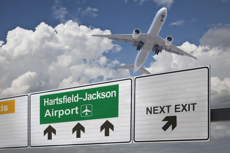 Señal de tráfico que indica la dirección del aeropuerto Hartsfield-Jackson de Atlanta y un avión que acaba de despegar. (Getty)