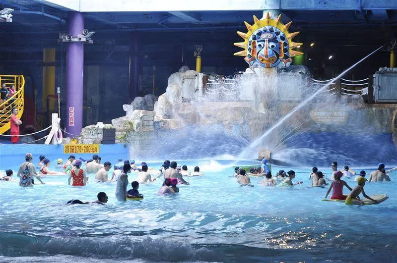 恆春半島唯一室內水上樂園「水世界」。（圖／墾丁福華渡假飯店提供）