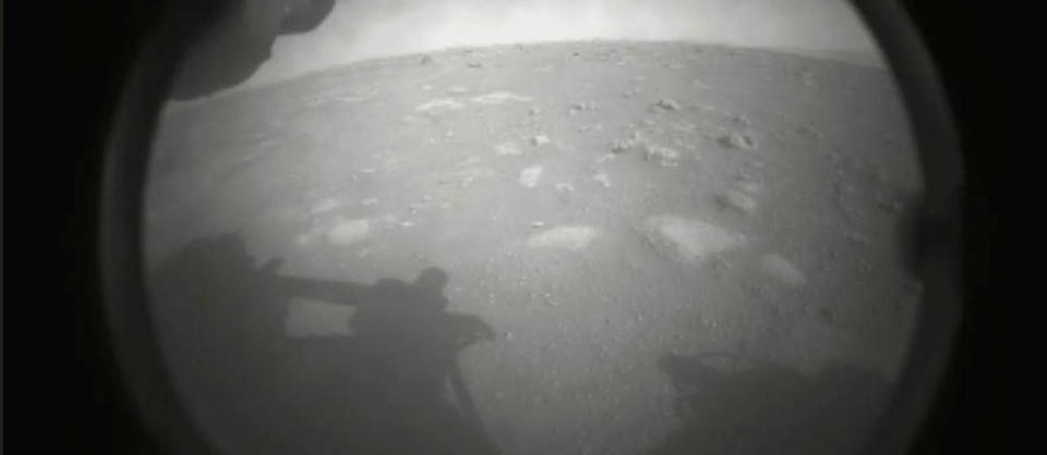 Ceci est l'un des deux premiers clichés envoyés par le rover Perseverance juste après son atterrissage à la surface de la planète rouge.
