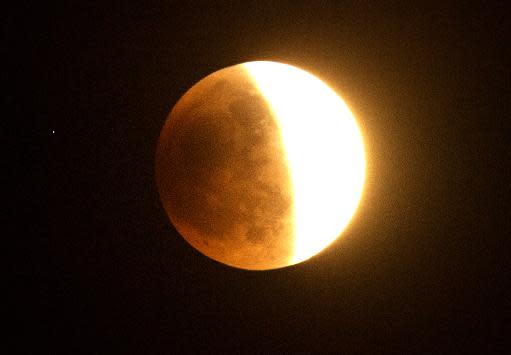 Imagen del eclipse lunar visible desde Los Ángeles, California, el 15 de abril de 2014 (AFP | Joe Klamar)