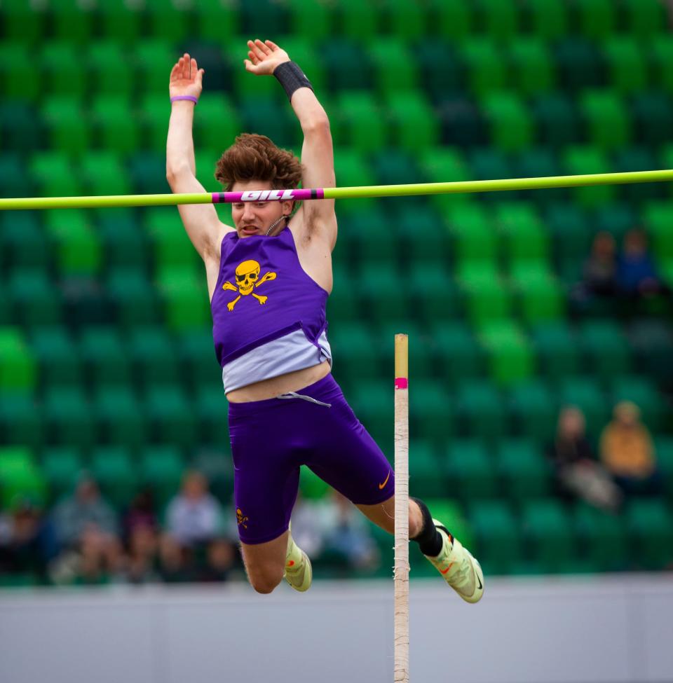 Marshfield's Jonathon Parks clears the bar at 14-09.00 to win the 4A boys pole vault during the Oregon State Track and Field Championships Friday, May 20, 2022 at Hayward Field in Eugene, Oregon.