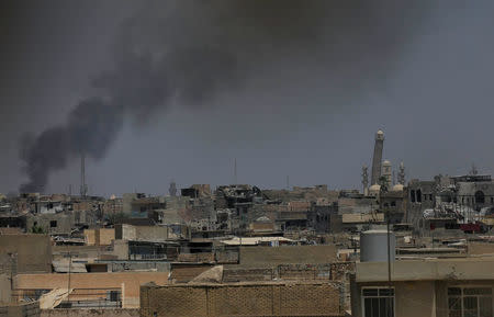 Smoke rises from clashes during a battle between Iraqi forces and Islamic State militants in western Mosul, Iraq, May 28, 2017. REUTERS/Alaa Al-Marjani