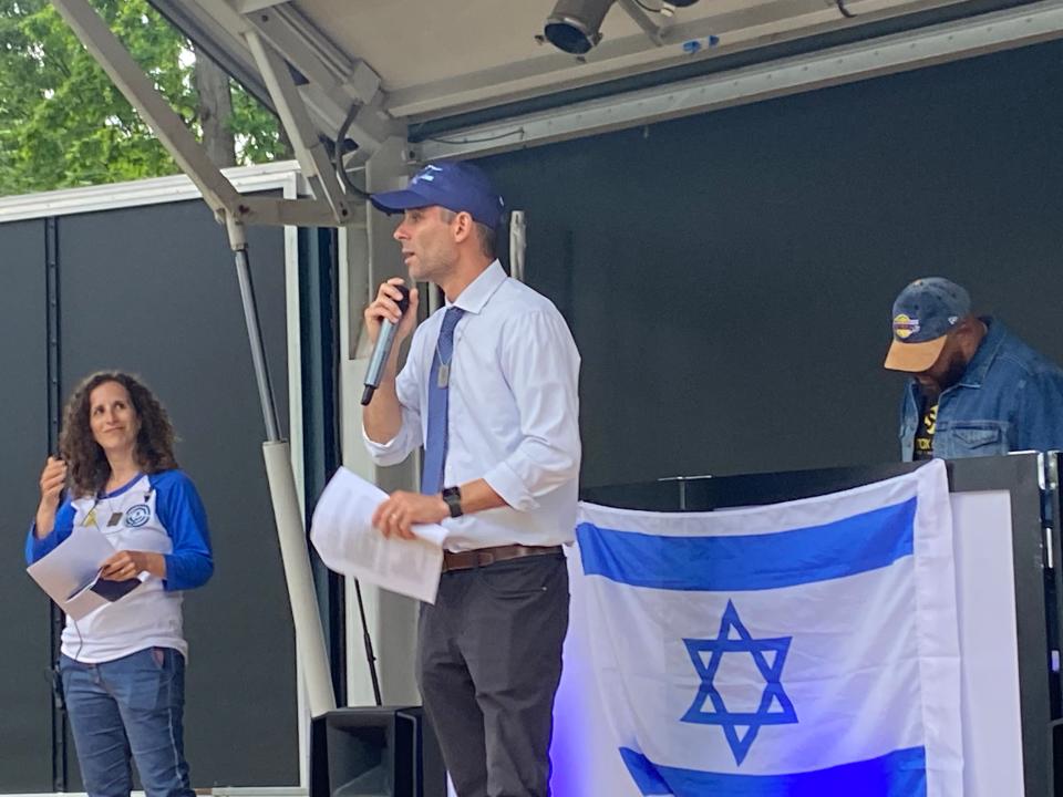 Steven Ingber, the CEO of the Jewish Federation of Detroit, speaks on stage at the Detroit Zoo on May 28, 2024, next to Lior Zisser-Yogev, at the 