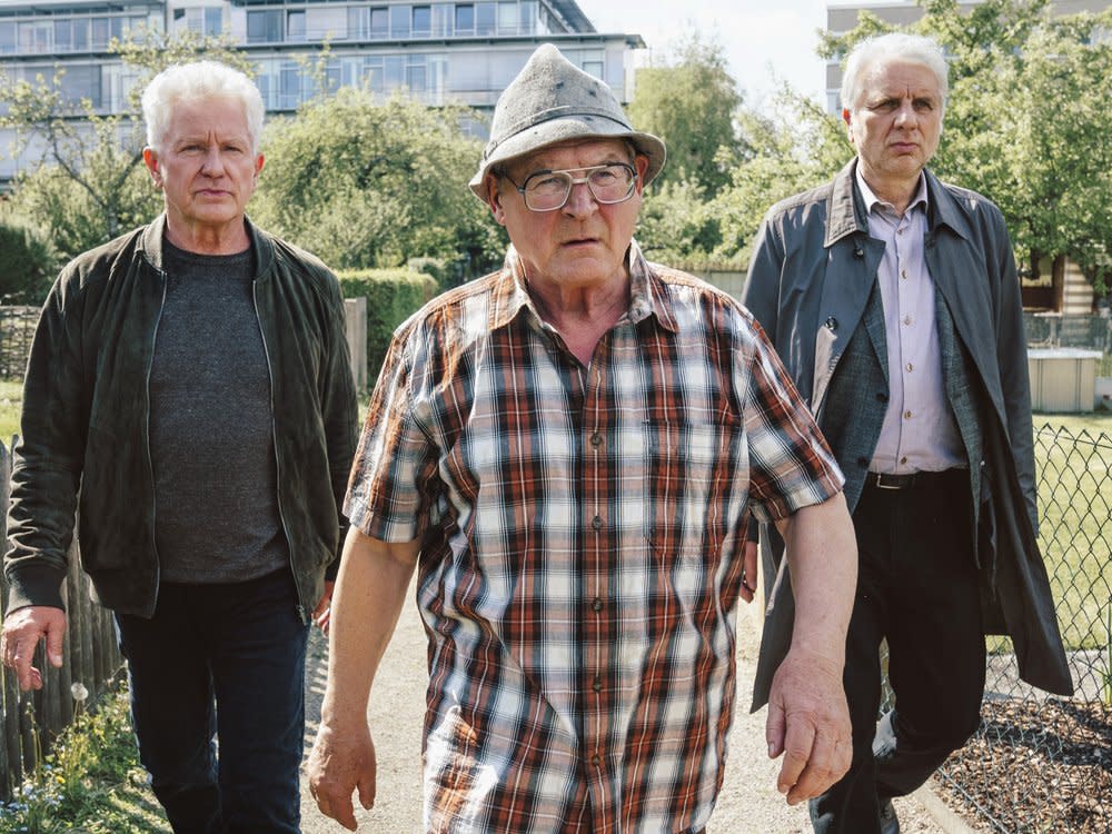 "Tatort: Hackl": Die Kommissare Ivo Batic (Miroslav Nemec, l.) und Franz Leitmayr (Udo Wachtveitl, r.) nehmen Johannes Bonifaz Hackl (Burghart Klaußner) mit. (Bild: BR/Tellux Film GmbH/Hendrik Heiden)