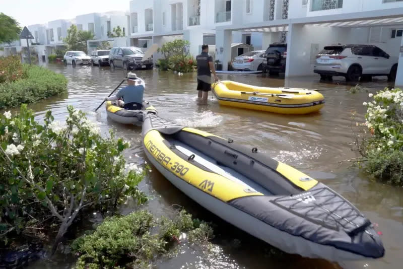 ▲阿拉伯聯合大公國16日遭遇暴雨襲擊，12小時內降下超過120毫米的雨量，但兩天過去後，各地的積水仍然未退。圖為杜拜民眾用船代步。（圖／美聯社／達志影像）