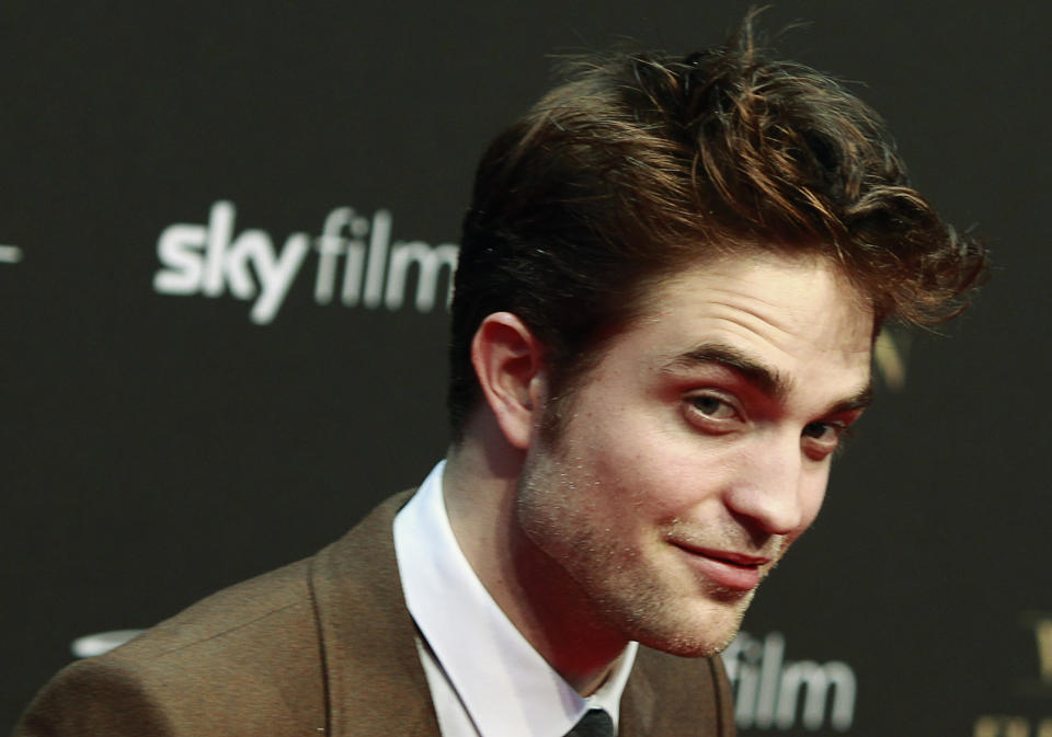 Actor Robert Pattinson poses for pictures as he arrives at the German premiere of his movie "Water for Elephants" in Berlin, April 27, 2011.  REUTERS/Thomas Peter (GERMANY - Tags: ENTERTAINMENT)