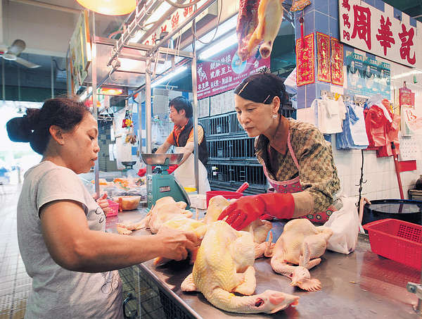 九龍城街市有雞販表明，因有食肆及客人提早訂貨，故今日不會參與停市。