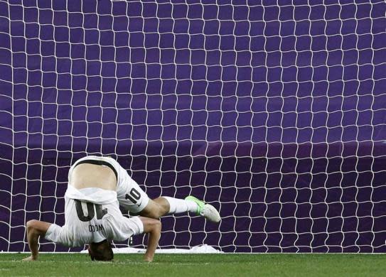 New Zealand's Chris Wood falls on the pitch during their men's Group C match against Belarus at the London 2012 Olympic Games in Coventry July 26, 2012.