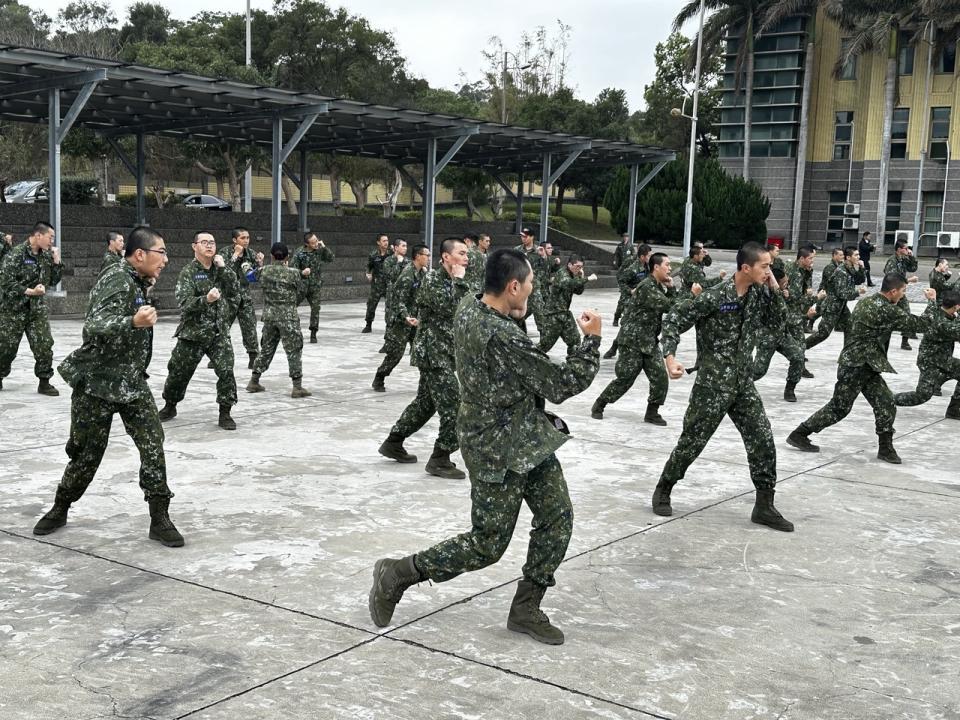 針對「大陸一直不放棄武力犯台，我方今年起恢復一年制徵兵。圖為新兵格鬥訓練。圖／聯合報系資料照片