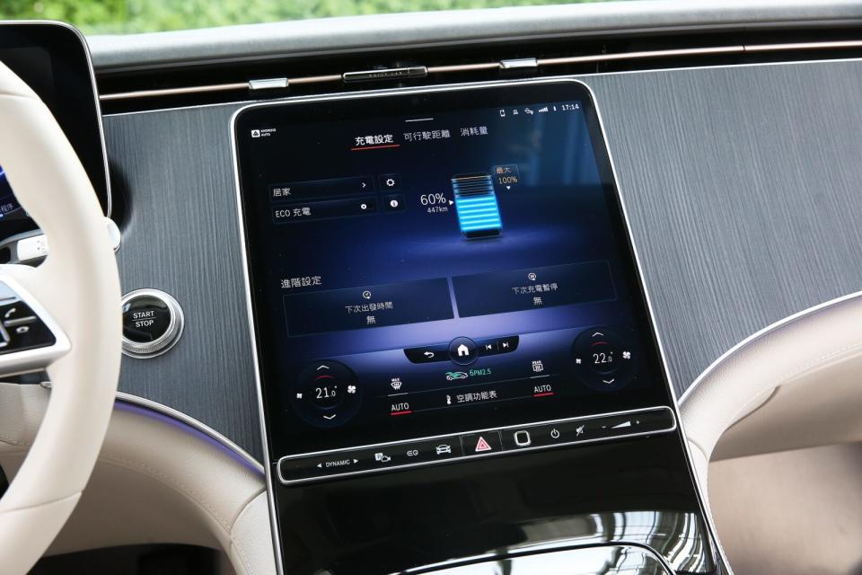 12.8吋直立OLED螢幕整合MBUX多媒體系統，充電設定等車輛功能皆可一指輕鬆搞定。