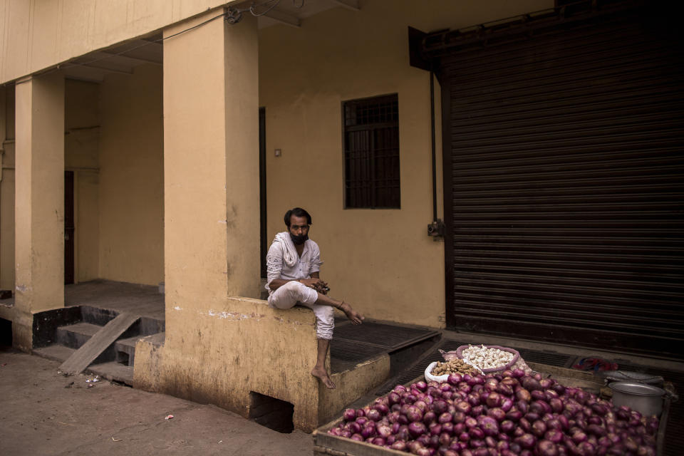 An onion vendor waits for customers on a deserted street during a lockdown in Agra, Uttar Pradesh, on May 3, 2021.<span class="copyright">Anindito Mukherjee—Bloomberg/Getty Images</span>