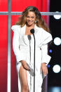 <p>Bey coordinó con altísimas sandalias plateadas Giuseppe Zanotti y unos llamativos aretes Lorraine Schwartz.<br>(Photo by Earl Gibson III/Getty Images for NAACP) </p>