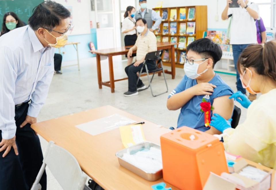 屏東縣長潘孟安（左一）昨天視察國小學童疫苗接種情形。（記者毛莉攝）