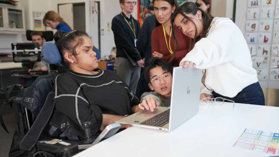 Safia, alumna de la escuela Richard Cloudesley, recibe tutoría a través de MotionInput de estudiantes del University College London.