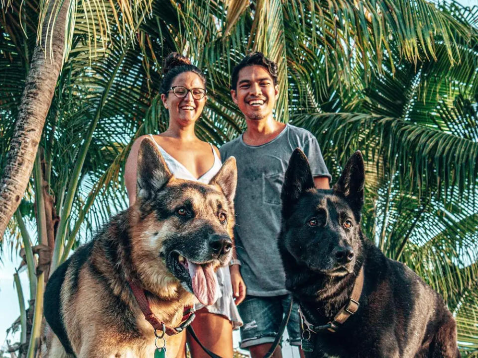 Fran Cassaniti und Marco Ilagan in Grenada, einem Inselstaat in den Westindischen Inseln. Das Paar kümmerte sich um zwei Deutsche Schäferhunde. - Copyright: Fran Cassaniti and Marco Ilagan