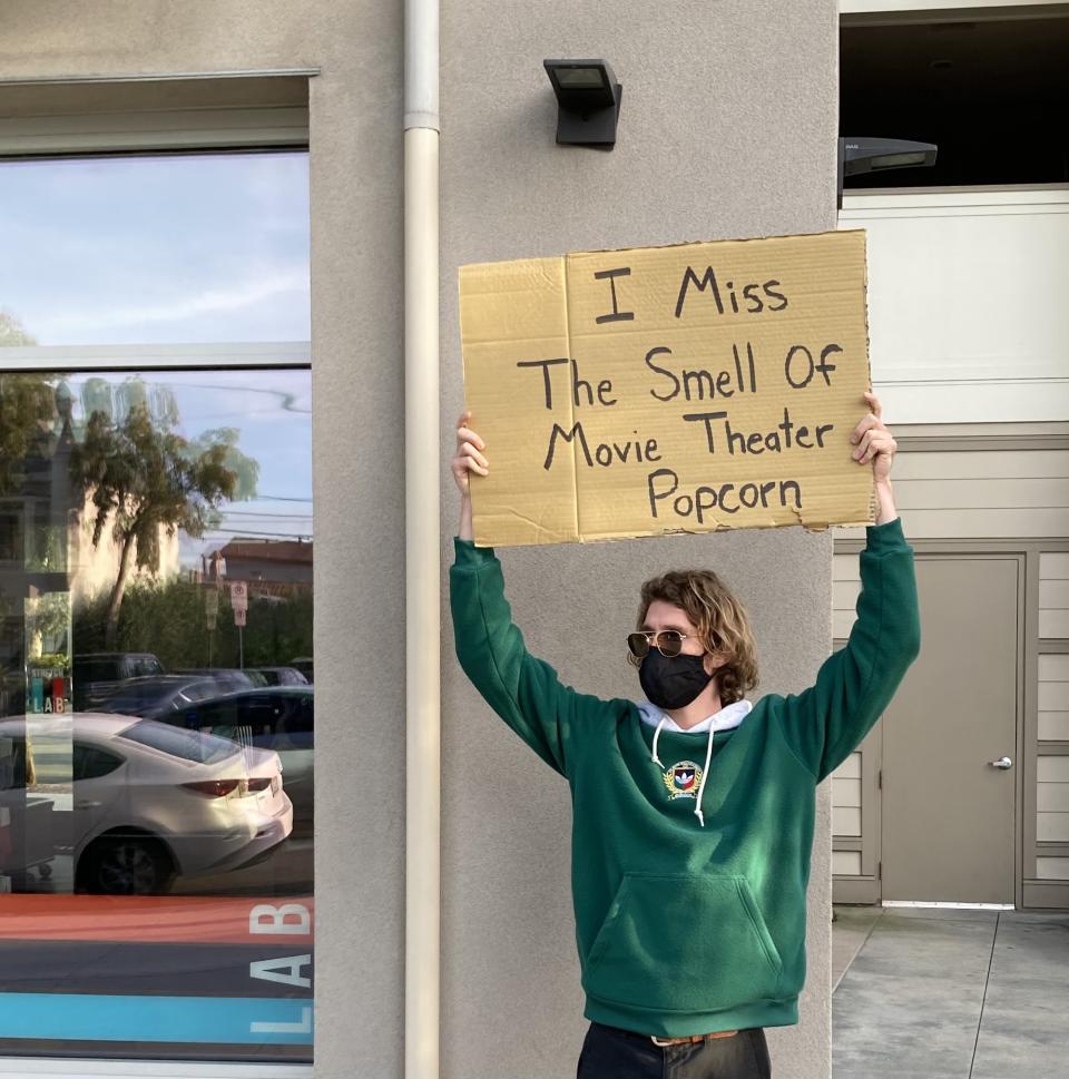 Seth  Philips, conocido como 'Dude with  Sign', es famoso por los curiosos carteles que con frecuencia muestra en las calles de Nueva York. (Instagram/DudeWithSign)