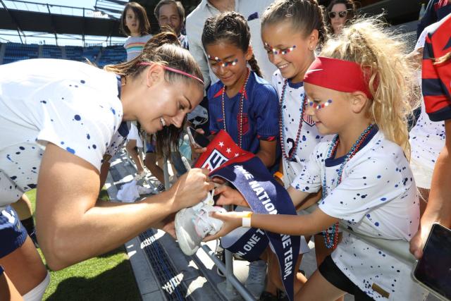 USWNT stars Crystal Dunn, Alex Morgan are true soccer moms - Los